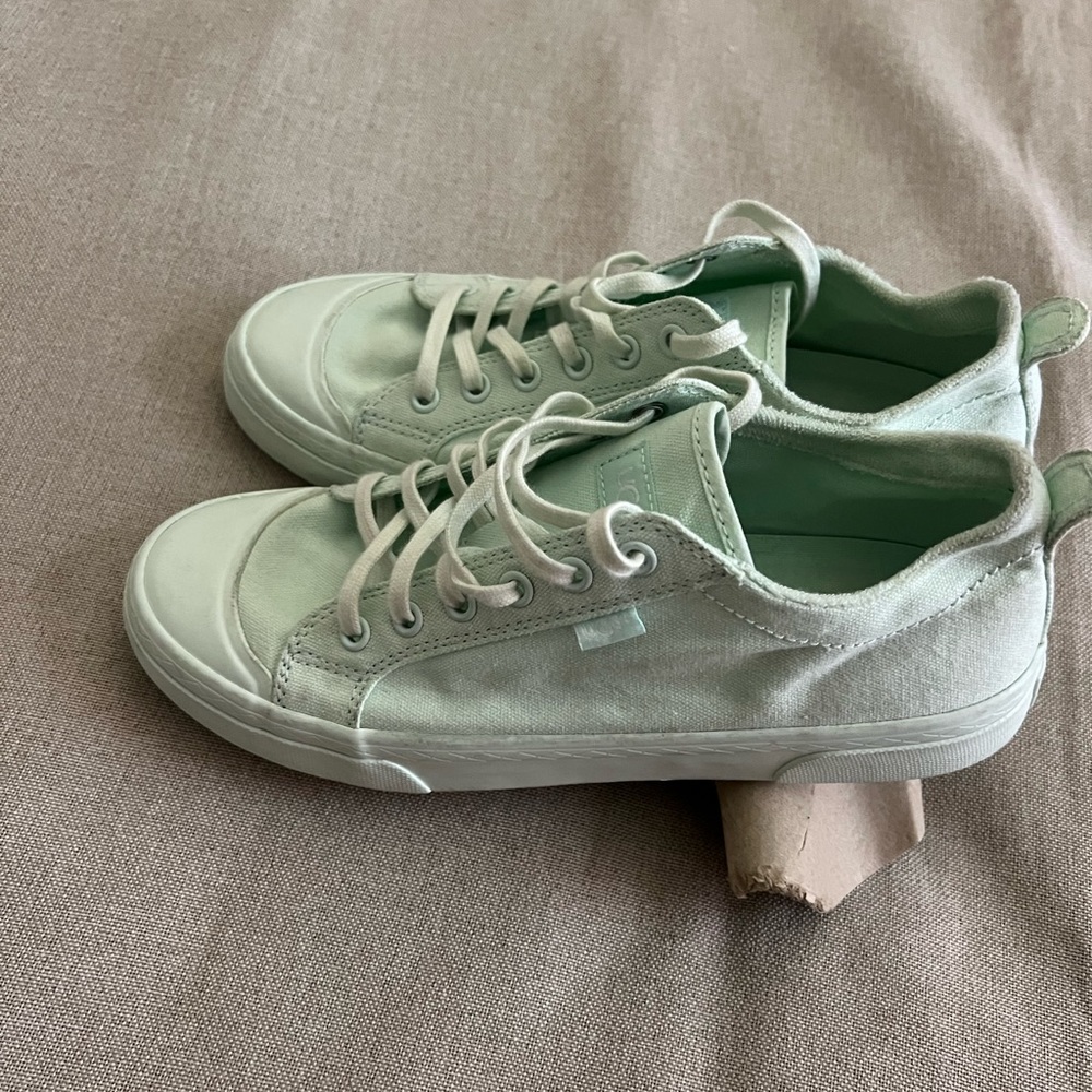 UGG Aries Sneakers - Picture 4 of 11